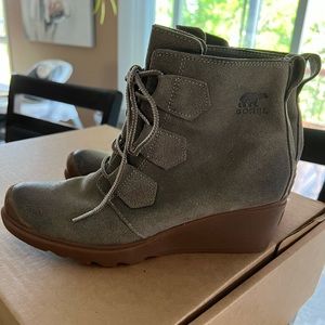 Women's SOREL Evie Lace Waterproof Suede Ankle Bootie size 9